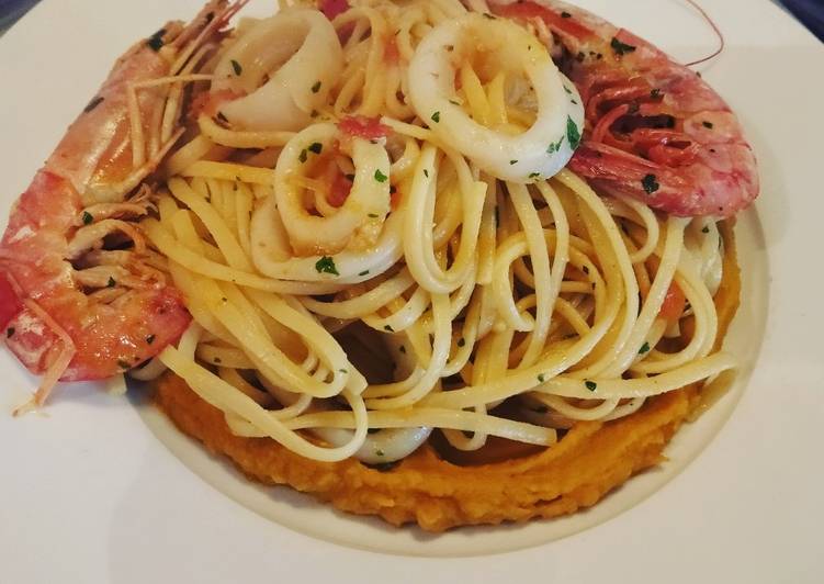 Easiest Way to Prepare Super Quick Homemade Linguine su purè di zucca con gamberoni e calamari