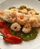 Bacalao skrei con gambones al ajillo, sobre cama de pimientos