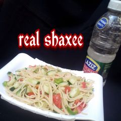A picture of Spagetti salat.