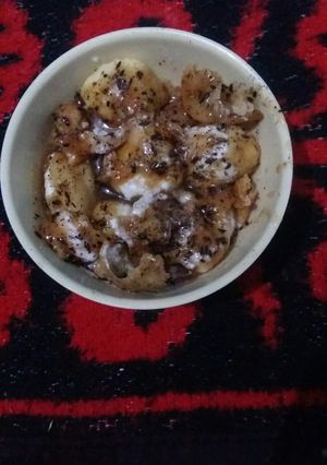 A picture of Dahi bhalle.