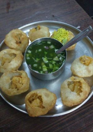 पानी पूरी (pani poori recipe in Hindi) रेसिपी मुख्य फोटो