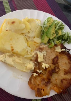 Una foto de Bondiola de cerdo, torta de papa y ensalada verde de aguacate y brócoli🥦