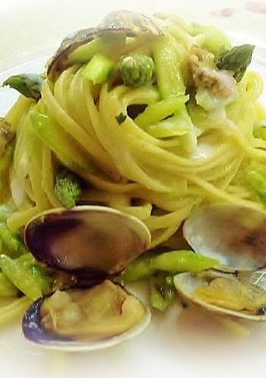 Foto di Trenette con vongole, asparagi e aglio dolce