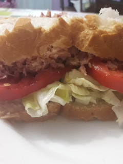 Una foto de Bocadillo de atún con tomate