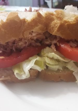 Una foto de Bocadillo de atún con tomate