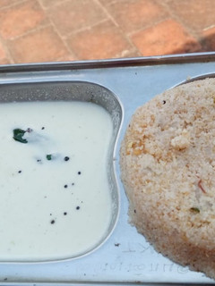 சிம்பிள் கோதுமை ரவா உப்புமா வித் தேங்காய் சட்னி செய்முறை முக்கிய புகைப்படம்