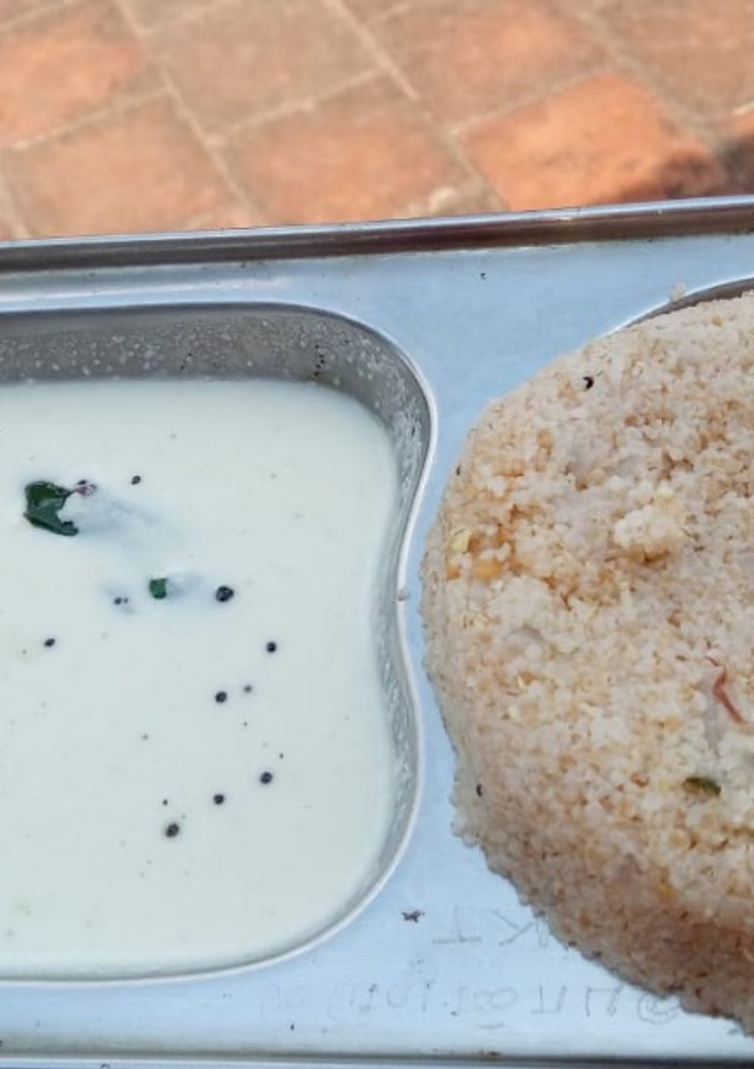 சிம்பிள் கோதுமை ரவா உப்புமா வித் தேங்காய் சட்னி செய்முறை முக்கிய புகைப்படம்
