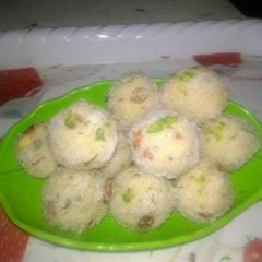 A picture of Rava coconut laddu.