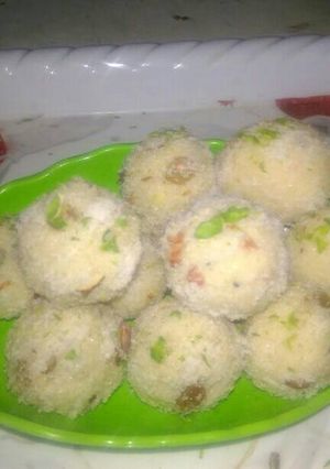 A picture of Rava coconut laddu.