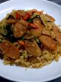 ข้าวผัดใบกระเพราแหนมไก่