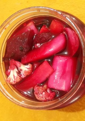 चुकंदर मिक्स वेज का सिरके वाला अचार (chukandar mixed veg ka sirka wala achar recipe in Hindi) रेसिपी मुख्य फोटो