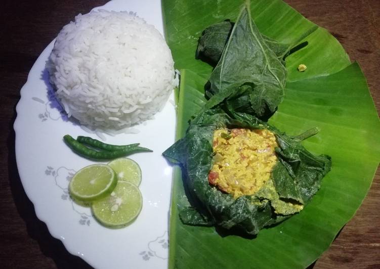 Steamed poppy and mustard seeds in pumpkin leaves