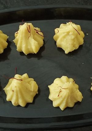 મિલ્કી મોદક (Milky Modak Recipe In Gujarati) રેસીપી મુખ્ય ફોટો