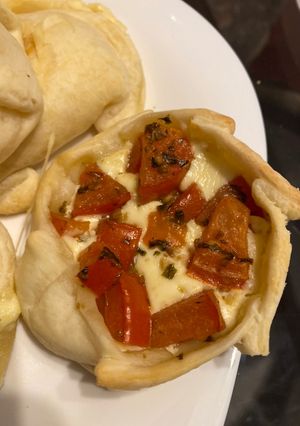 Una foto de Canastitas caprese recicladas