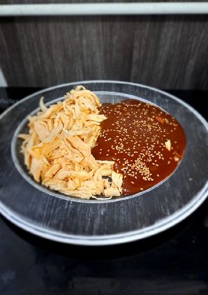 Una foto de Mole con pollo