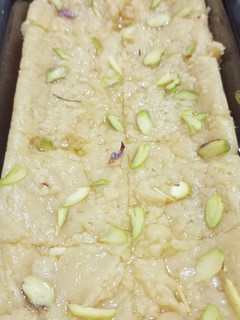 ચણા ના લોટ નો મેસુબ (Chana Flour Mesub Recipe In Gujarati) રેસીપી મુખ્ય ફોટો