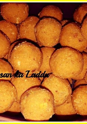A picture of Besan ladoo.