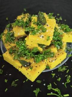 ખમણ ઢોકળા (Khaman Dhokla Recipe in Gujarati) રેસીપી મુખ્ય ફોટો