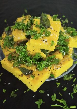 ખમણ ઢોકળા (Khaman Dhokla Recipe in Gujarati) રેસીપી મુખ્ય ફોટો