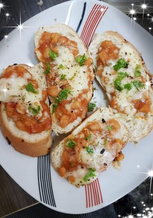 દાળો / ચીઝ ટોપિંગ્સ સાથે લસણ બ્રેડ (Garlic bread with beans and cheese toppings) રેસીપી મુખ્ય ફોટો