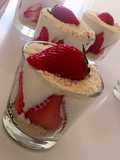 Bicchierini di Crema a latte con fragole