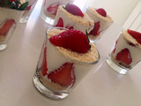 Bicchierini di Crema a latte con fragole