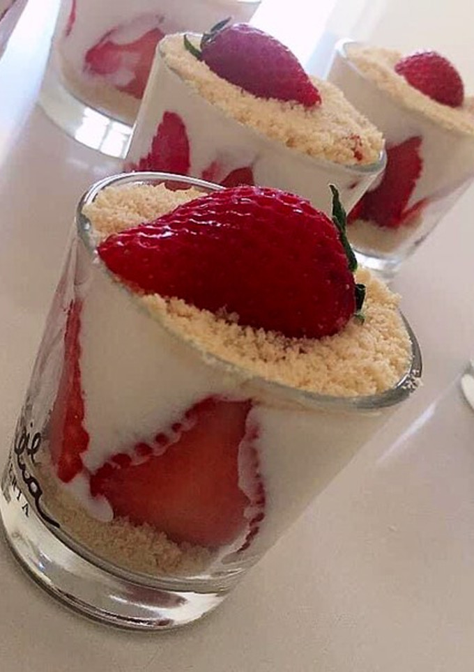 Foto di Bicchierini di Crema a latte con fragole