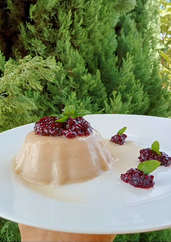 Una foto de Panna cotta con compota de zarzamora