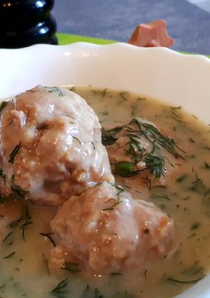 Zdjęcie przepisu Pulpety z indyka w sosie koperkowym.