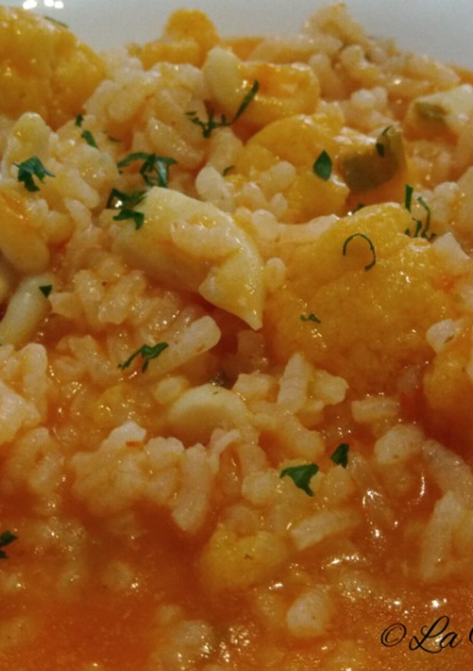 Una foto de Arroz caldoso con sepia y coliflor