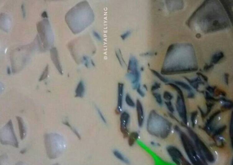 makanan Es cappucino cincau aka capcin Jadi, tidak cukup satu