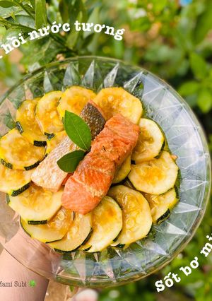 Hình của món Phile cá hồi nước tương sốt bơ mix bí ngòi.