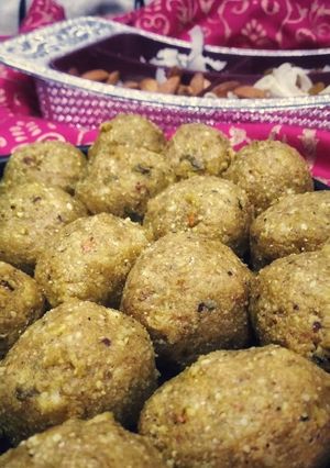 A picture of Gud aur aata laddu.