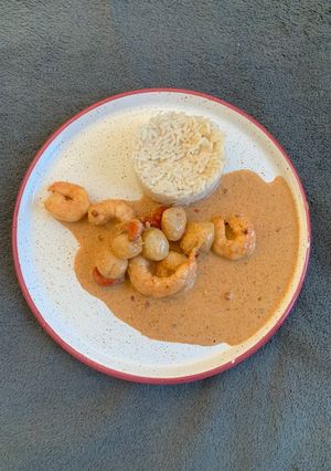 Une photo de Noix de St Jacques crevettes à la crème avec du riz