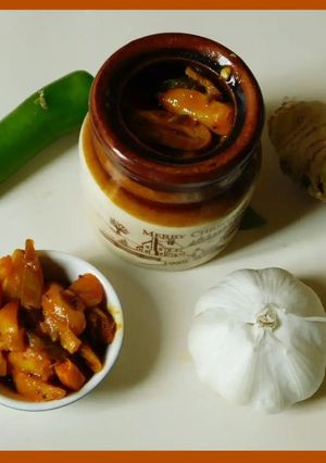 A picture of Spicy, hot and healthy Garlic Pickle.