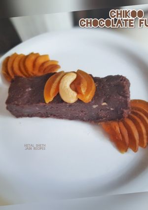 ચીકુ ચોકોલેટ ફજ (Chikoo Chocolate Fudge Recipe In Gujarati) રેસીપી મુખ્ય ફોટો
