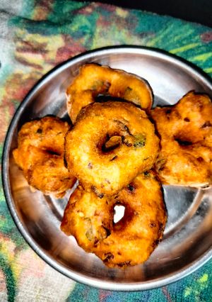 મેંદુ વડા (Medu Vada Recipe In Gujarati) રેસીપી મુખ્ય ફોટો