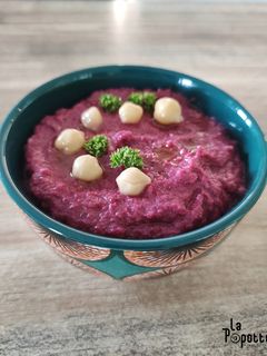 Une photo de Houmous de betterave
