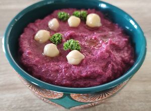 Une photo de Houmous de betterave