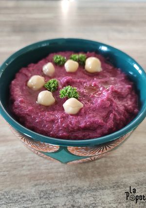 Une photo de Houmous de betterave