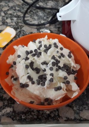 Una foto de Helado de crema americana y chispas de chocolate