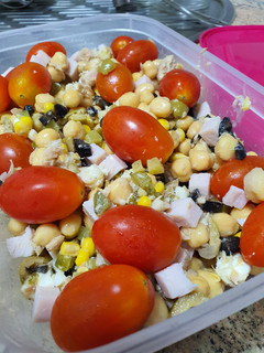 Una foto de Ensalada de garbanzos con queso de cabra