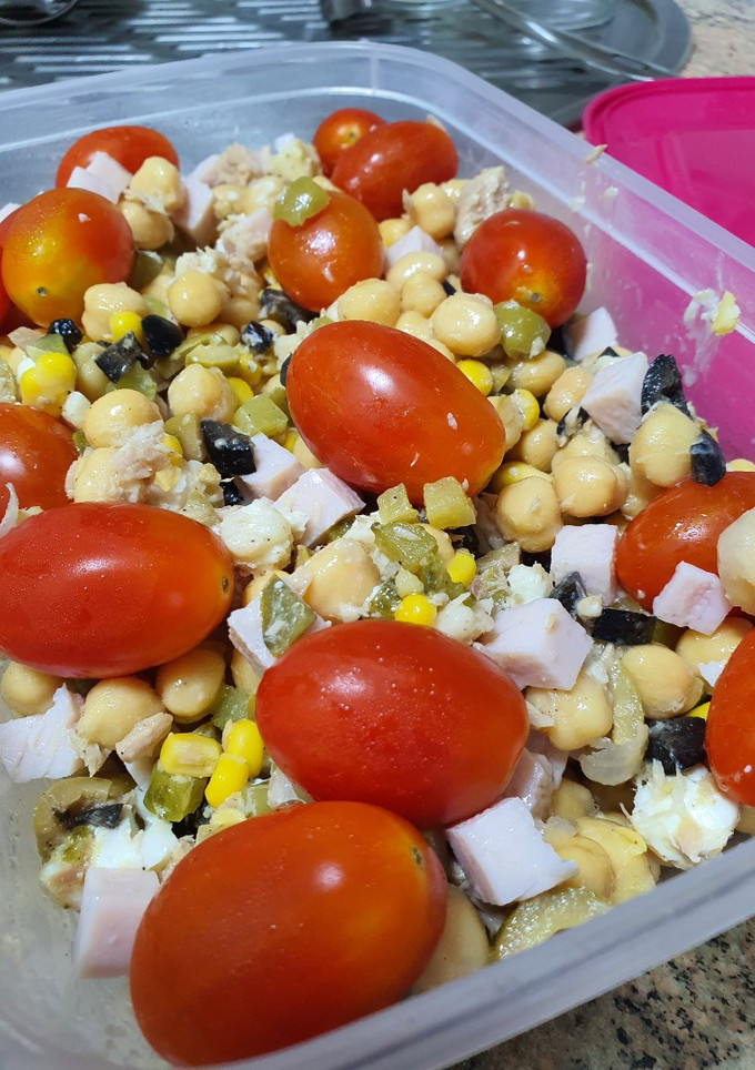 Una foto de Ensalada de garbanzos con queso de cabra