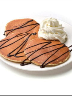Una foto de Tortitas con nata y caramelo súper fácil