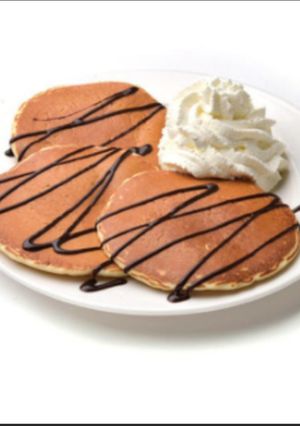 Una foto de Tortitas con nata y caramelo súper fácil