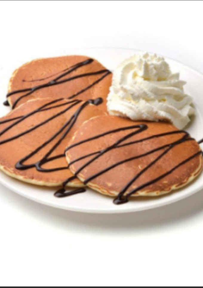 Una foto de Tortitas con nata y caramelo súper fácil