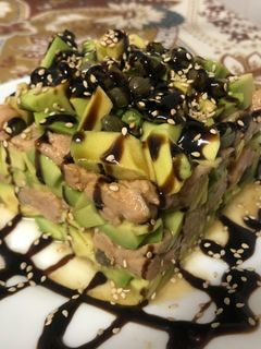 Una foto de Tartar de salmón con aguacate