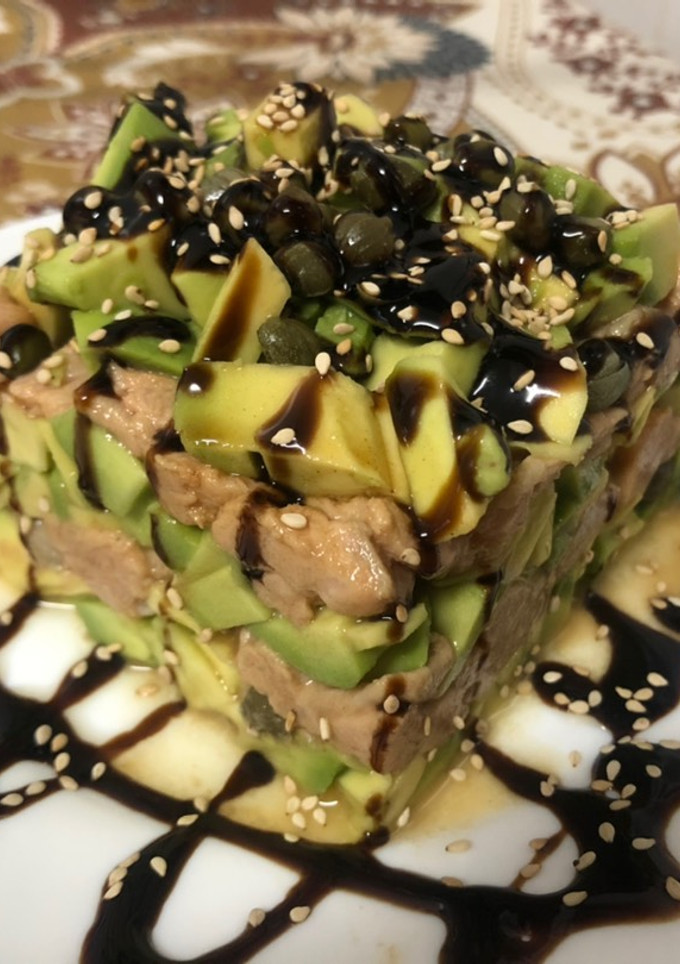 Una foto de Tartar de salmón con aguacate
