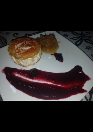 Foto principal de Rulo de cabra frito con mermelada de arándanos y cebolla caramelozada