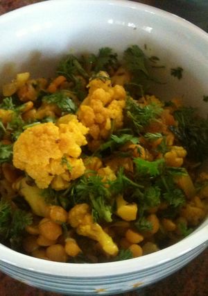 A picture of Cauliflower dry curry.